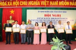 Phó Chủ tịch thường trực UBND tỉnh Phan Cao Thắng trao chứng nhận Doanh nhân tiêu biểu lần thứ III cho 08 Doanh nhân