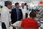 Phó Chủ tịch UBND tỉnh Nguyễn Tuấn Thanh (thứ 2 từ trái sang) thăm khu sản xuất Nhà máy may Tam Quan