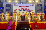 Các đồng chí Lãnh đạo cắt băng khai mạc Hội chợ Xuân Bình Định 2020