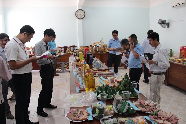 Ban giám khảo chấm điểm bình chọn sản phẩm công nghiệp nông thôn tiêu biểu tỉnh Bình Định năm 2020