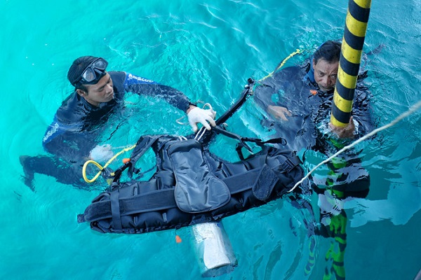 Thợ lặn kéo cáp ngầm xuyên biển cấp điện phục vụ sinh hoạt, sản xuất cho người dân ở các đảo miền Trung (nguồn news.zing.vn)