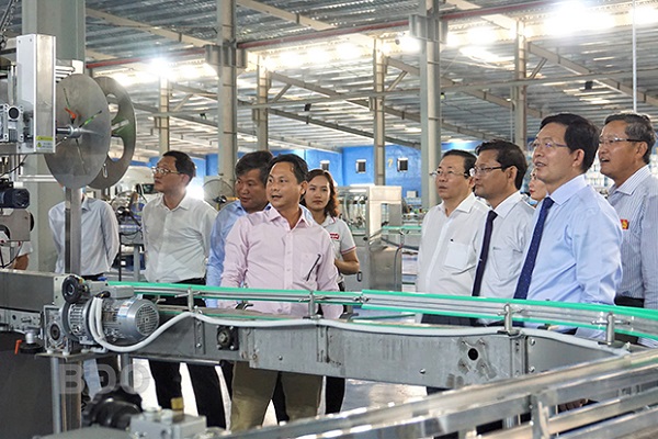 Bí thư Tỉnh ủy Hồ Quốc Dũng (hàng đầu, bên phải) kiểm tra tình hình ra quân sản xuất đầu năm tại Công ty TNHH Tingco Bình Định. Ảnh: Hồng Hà