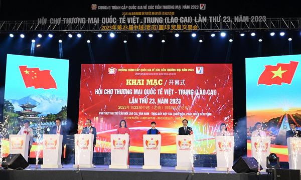 Các đại biểu thực hiện nghi thức bấm nút khai mạc Hội chợ Thương mại quốc tế Việt – Trung (Lào Cai) lần thứ 23, năm 2023