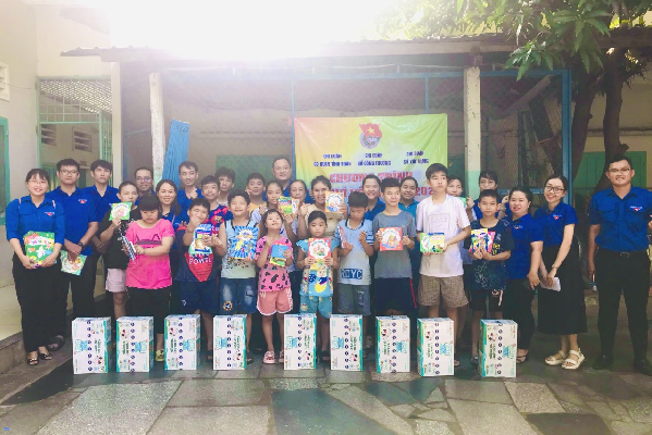 (Đoàn viên thanh niên các Chi đoàn tặng quà cho các em thiếu nhi tại Trung tâm bảo trợ xã hội Đồng Tâm)
