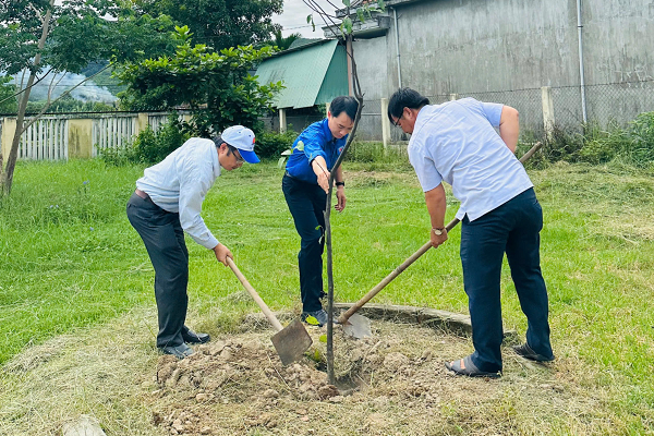 (Đồng chí Trần Thúc Kham - Phó Giám đốc Sở Công Thương và đoàn viên thanh niên Chi đoàn Sở Công Thương trồng cây tại Trường Tiểu học Cát Sơn)