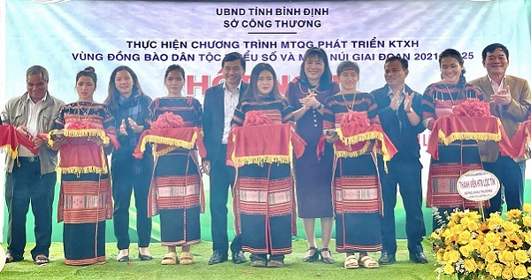 Khai trương Điểm trưng bày, quảng bá, kết nối tiêu thụ sản phẩm và cung ứng hàng hóa thiết yếu của vùng đồng bào DTTS, miền núi huyện An Lão - tỉnh Bình Định tại Hợp tác xã Chè Tiến Vua